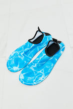 Load image into Gallery viewer, MMshoes On The Shore Water Shoes in Sky Blue
